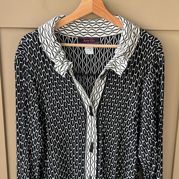 Amy B’s 2XL Black Cream Geo Textured Bell Sleeve Art to Wear Tunic Top - Picture 2 of 11